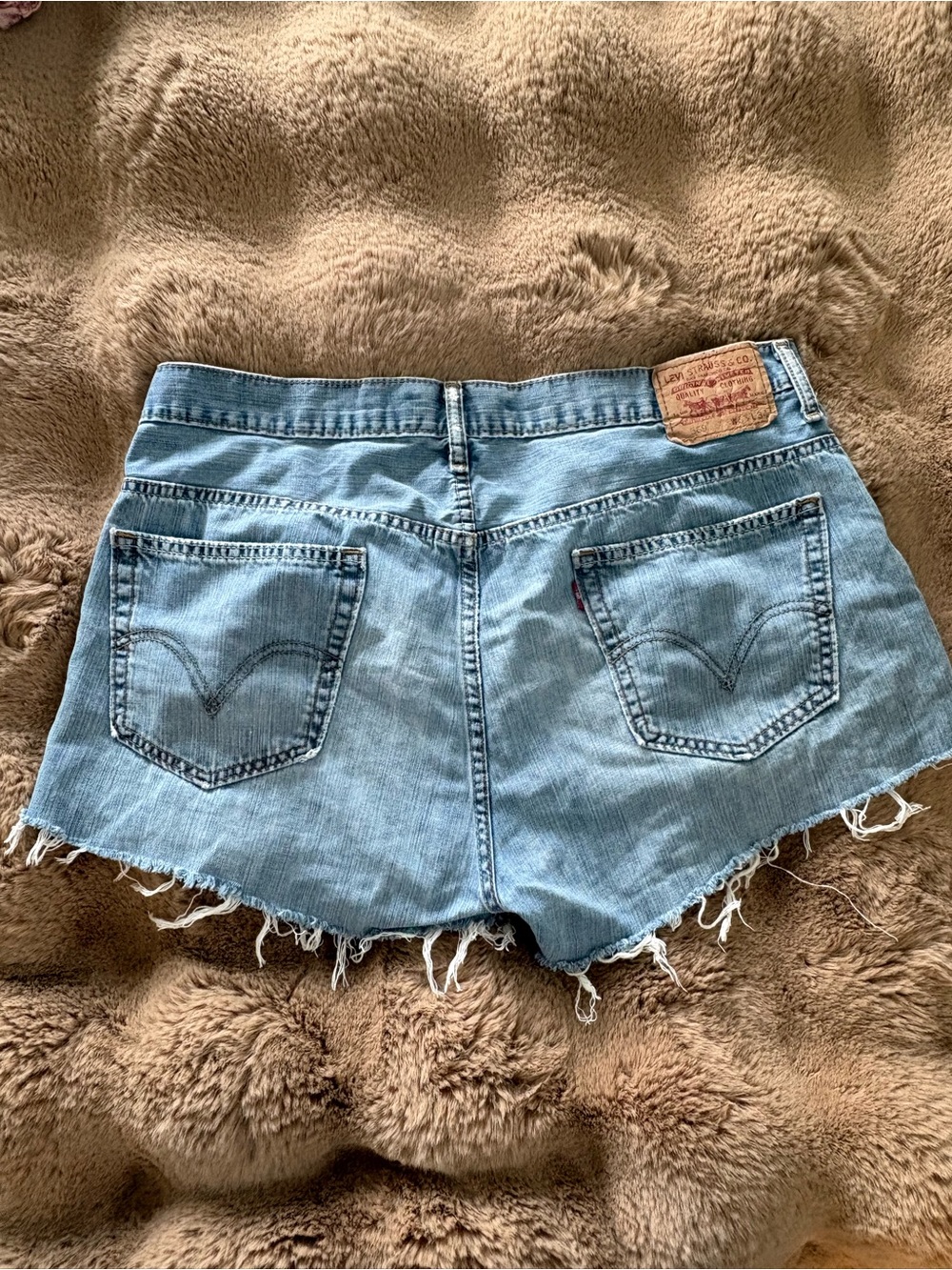 LEVI’s 569 Light Blue Frayed Hem Denim Shorts - Picture 4 of 7